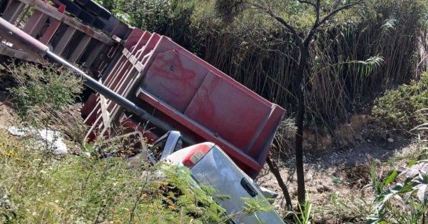 Mueren tres personas en accidente carretero de Tepexi de Rodríguez