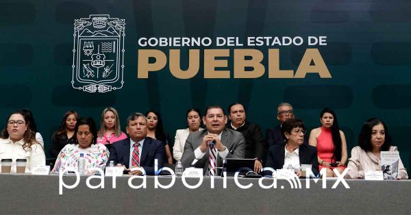 Reconoce Armenta a mezcaleras poblanas