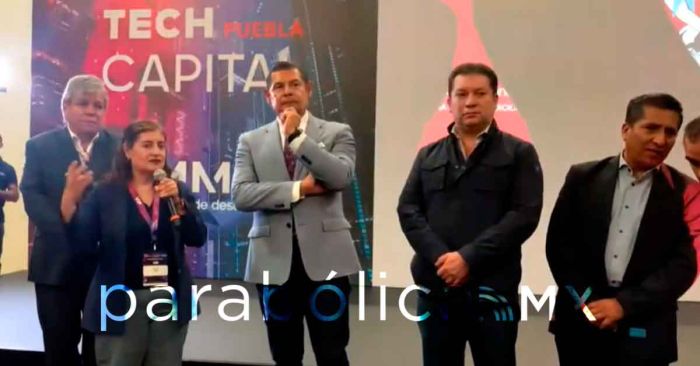 Recorre Armenta el Tech Capital Puebla Summit 2025