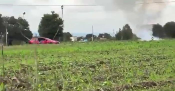 Reportan vehículo abandonado en un camino de terracería en Coronango