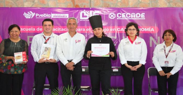 Egresan alumnos de la Escuela de Gastronom&iacute;a del DIF Puebla Capital