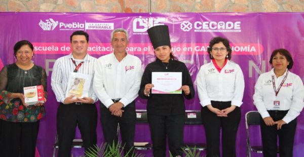 Egresan alumnos de la Escuela de Gastronom&iacute;a del DIF Puebla Capital