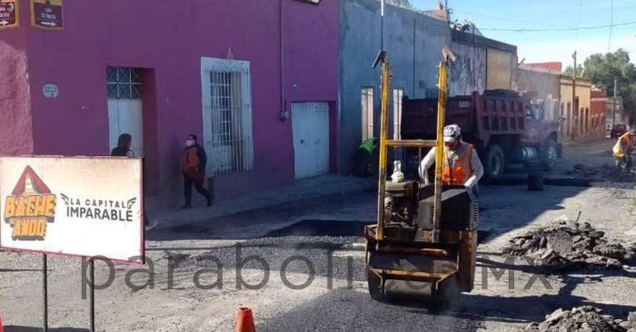 Fortalece campa&ntilde;a de bacheo las calles en barrios de la capital