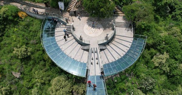 Invita Ariadna Ayala a visitar el mirador de cristal en segundo aniversario