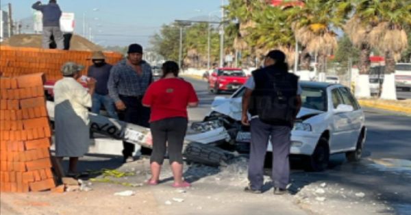Chocan contra un poste y lo derriban frente a Plaza Vía Amalucan
