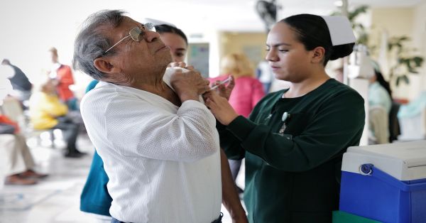Reporta IMSS un avance del 76% en la aplicación de vacunas contra influenza y COVID