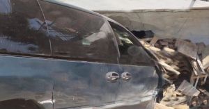 Choca contra una vivienda y huye en Huauchinango