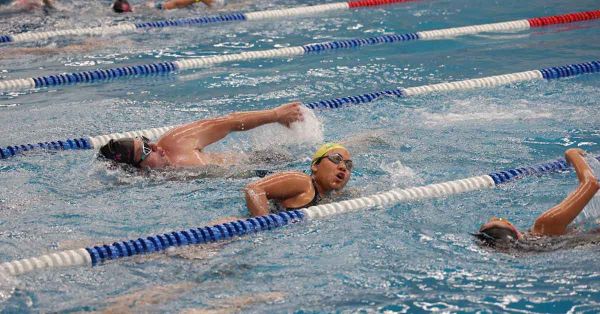 Participan m&aacute;s de 300 poblanos en "Nado por Mi Coraz&oacute;n" en Puebla capital