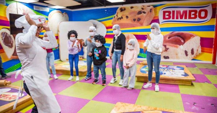 Visitan usuarios de CMERI la fábrica de Bimbo