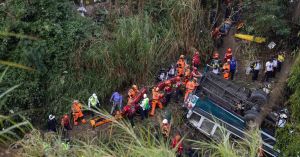 Cae autob&uacute;s de puente en Guatemala; hay 40 muertos