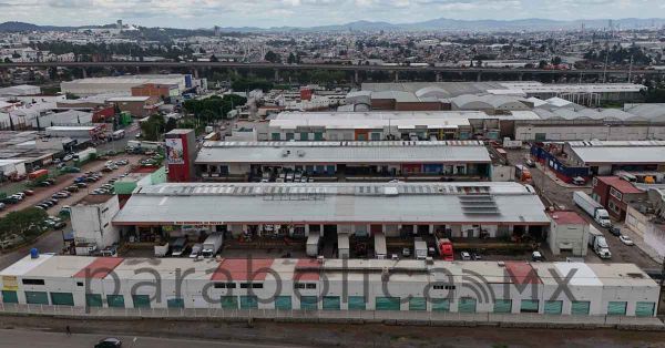 Asaltan a cliente en la central de abasto; hay un comerciante herido