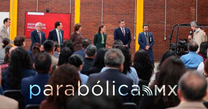 Visita Sheinbaum en Puebla al equipo que trabaja en el vehículo eléctrico mexicano Olinia