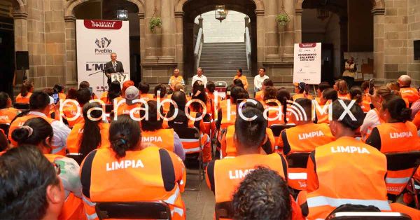 Firman ayuntamiento y trabajadores de Limpia convenio de la Revisi&oacute;n Salarial 2025
