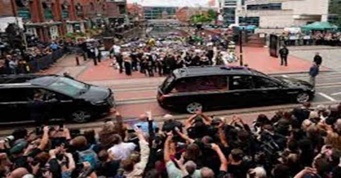 Despiden a Ozzy Osbourne en Birmingham, asisten miles de fanáticos metaleros