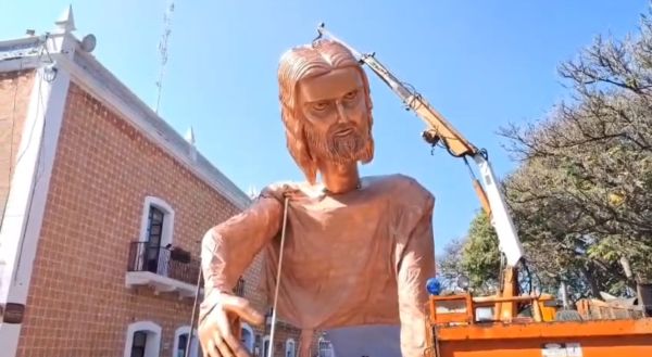 Colocan una figura monumental de Cristo en el zócalo de Atlixco