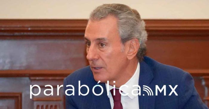 Pepe Chedraui frente a la prensa poblana