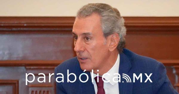 Pepe Chedraui frente a la prensa poblana