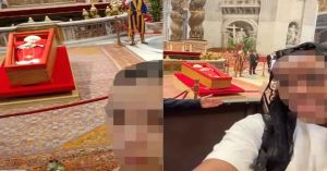 Lamentan que visitantes se tomen selfies frente al féretro del Papa Francisco