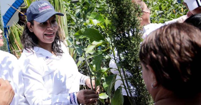 Invita Lupita Cuautle a plantar árboles y plantas en Cacalotepec