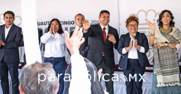 Preside Omar Muñoz el desfile conmemorativo del 16 de septiembre