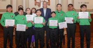 Entrega Pepe Chedraui reconocimientos a &ldquo;Ni&ntilde;os Calculadora&rdquo;