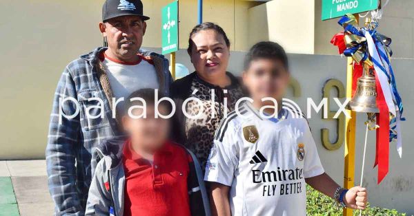 Tocan tres ni&ntilde;os la campana de la victoria contra el cancer en el IMSS Nayarit