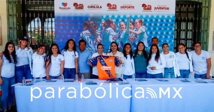 Encabeza Tonantzin Fernández firma de autógrafos con el Puebla Femenil