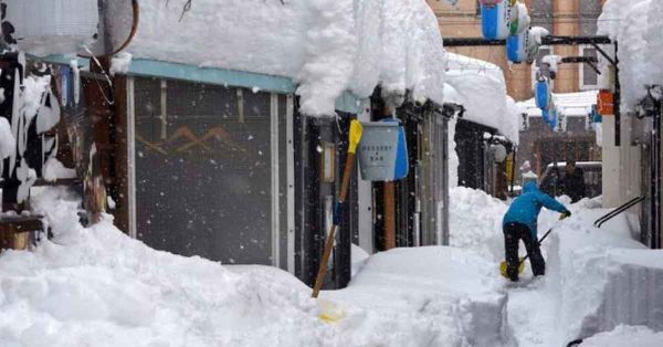 Mueren 12 personas en Japón tras intensas tormentas de invierno