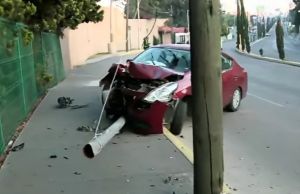 Choca veh&iacute;culo en calzada Zavaleta y derriba luminaria