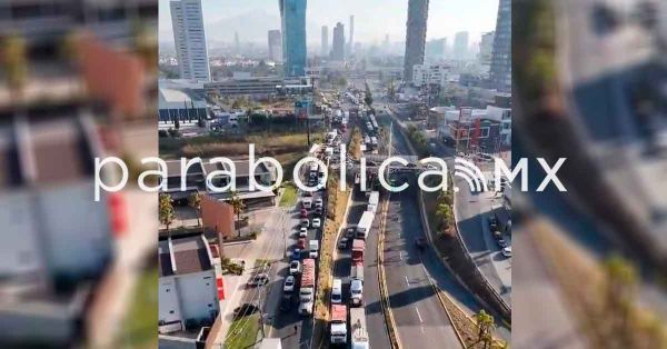 Padece Puebla bloqueos; hallan a salvo a menores