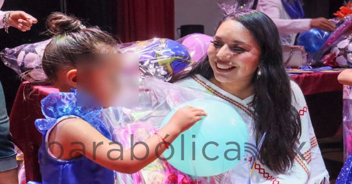 Entrega Tonantzin Fern&aacute;ndez carpetas de PC a CAIC's