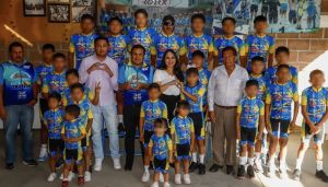 Entrega Tonantzin Fernández uniformes a ciclistas de Cuachayotla