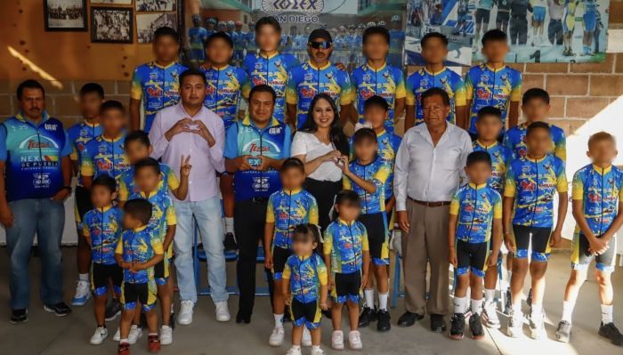Entrega Tonantzin Fernández uniformes a ciclistas de Cuachayotla