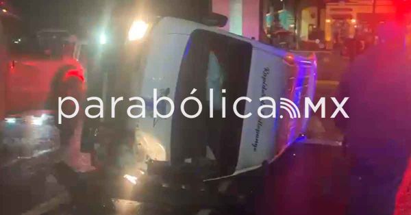 Deja varios lesionados accidente de combi en Calzada Zaragoza