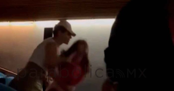 Surge #LayCineteca tras reclamarle hablar durante funci&oacute;n de cine