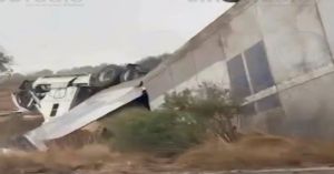 Genera caos vial un tráiler volcado en la carretera Puebla-Perote