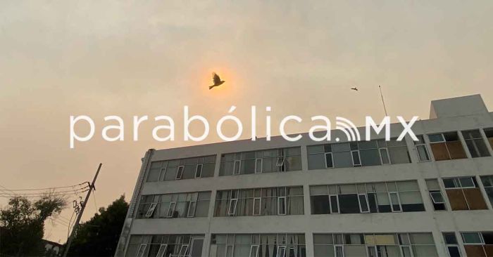 Pinta contaminación el cielo naranja en Puebla