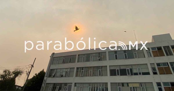 Pinta contaminación el cielo naranja en Puebla