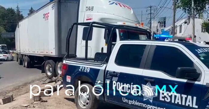 Recuperan tráiler robado en la Puebla-México tras una persecución 