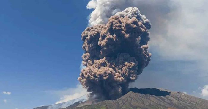 Entra en erupción el volcán Etna; lanza columna de humo de 5 mil metros