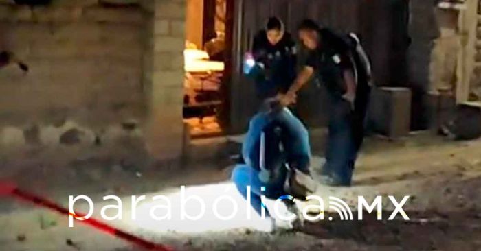 Asesina a balazos a su primo menor de edad mientras se bañaba en Atlixco