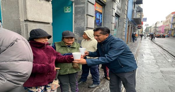 Entrega SEDIF cobertores a abuelitos en sede de Bienestar