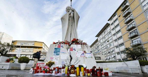 Continúa papa Francisco su tratamiento