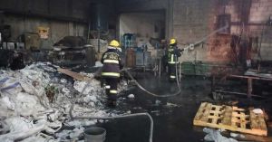 Se incendia bodega de plástico en la colonia Santa Catarina
