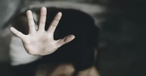 Detienen a una mujer por golpear a su hija de 12 años en Puebla