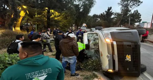Vuelca camioneta con pasajeros al intentar evitar bloqueo en la México-Pachuca