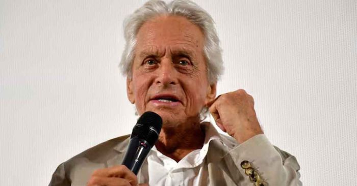 Se avergüenza Michel Douglas del Gobierno de EEUU; se disculpa con México