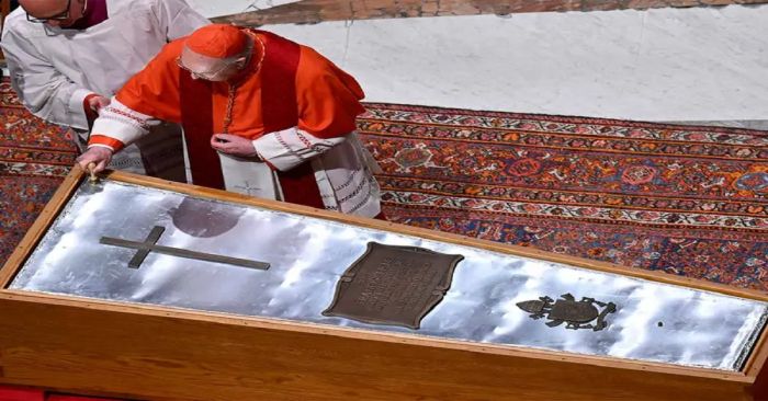 Fue Francisco el número 18 de los papas que han muerto en abril