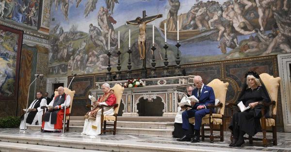 Rezan juntos León XIV y Carlos III en la Capilla Sixtina