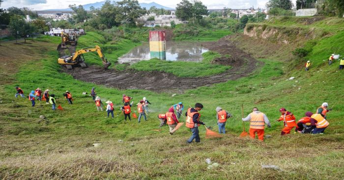 Realizan desazolve y limpieza en vasos reguladores, barrancas y r&iacute;os de la capital